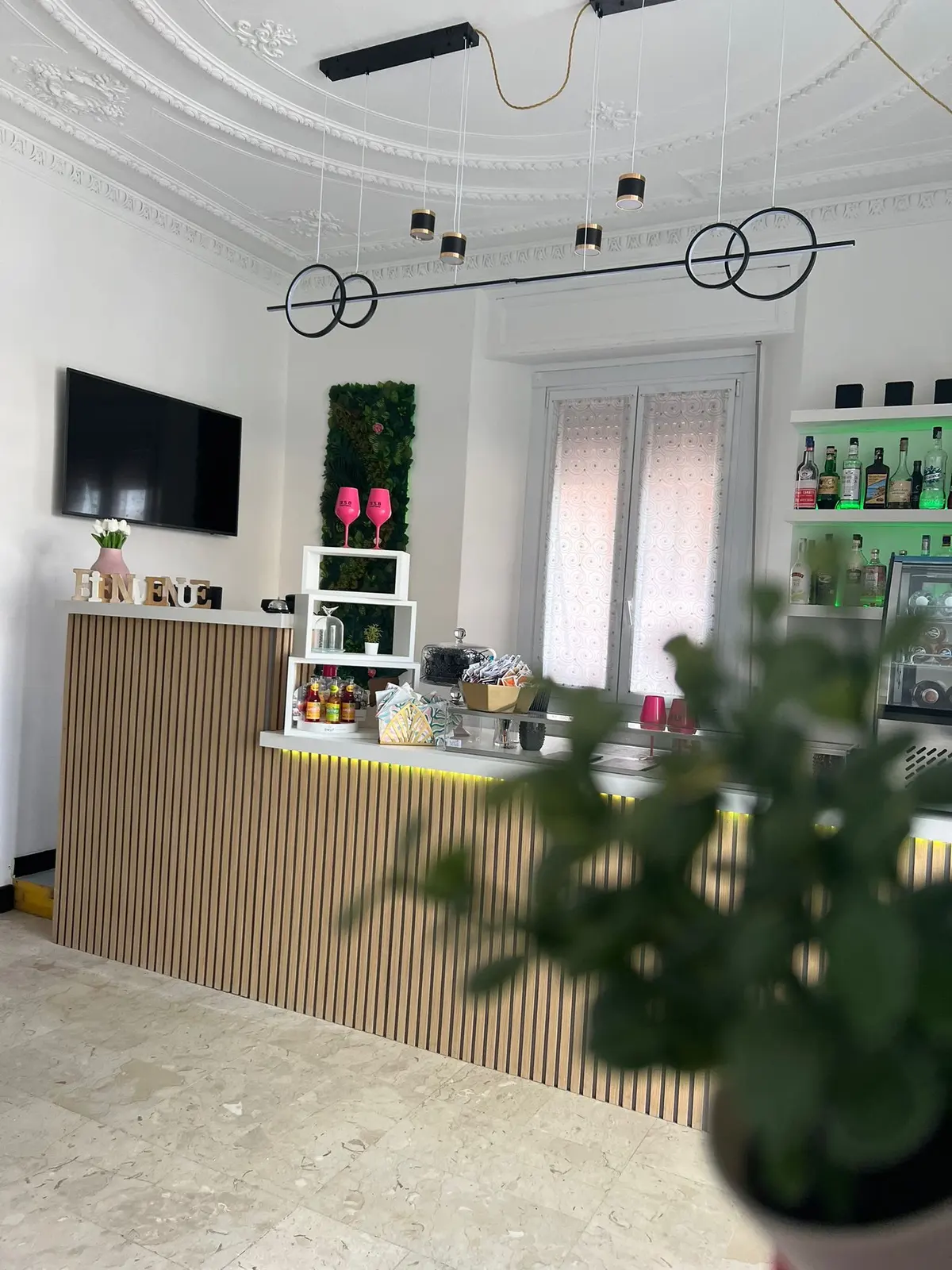 Il bancone del bar sotto gli stucchi