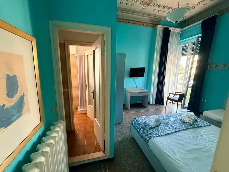 Camera con balcone e bagno