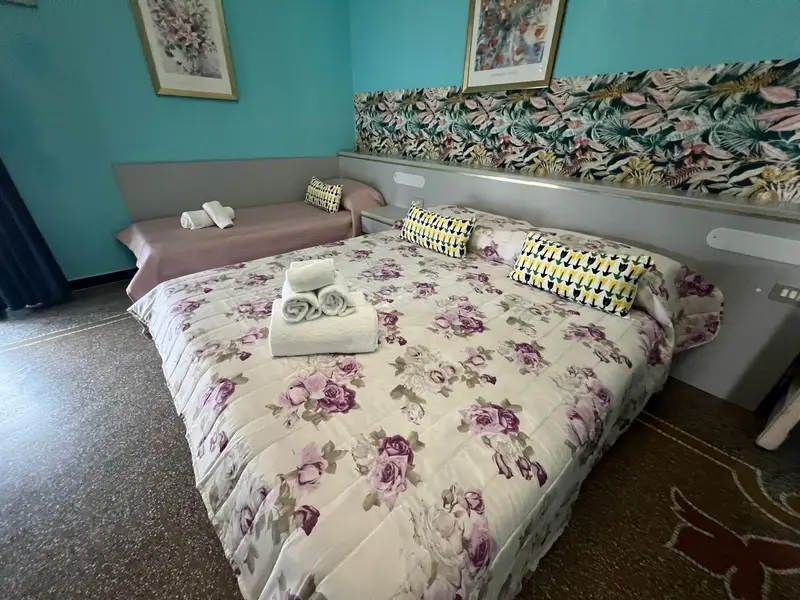 Camera con copriletto a fiori
