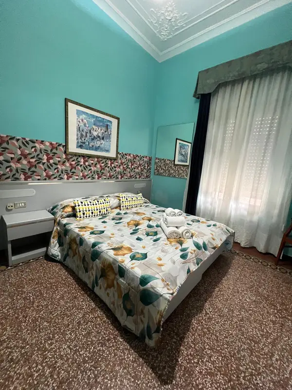 Camera con stucchi al soffitto