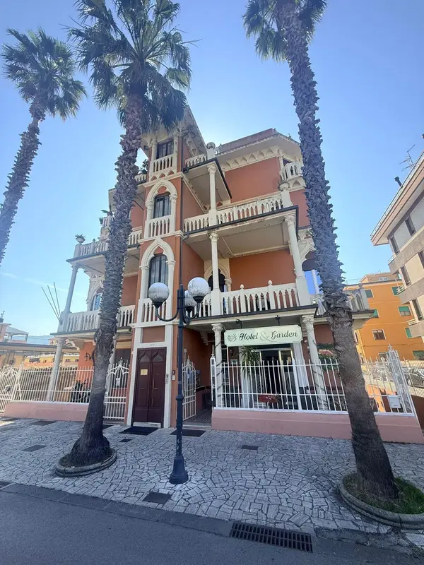 La villa con le sue logge e le palme