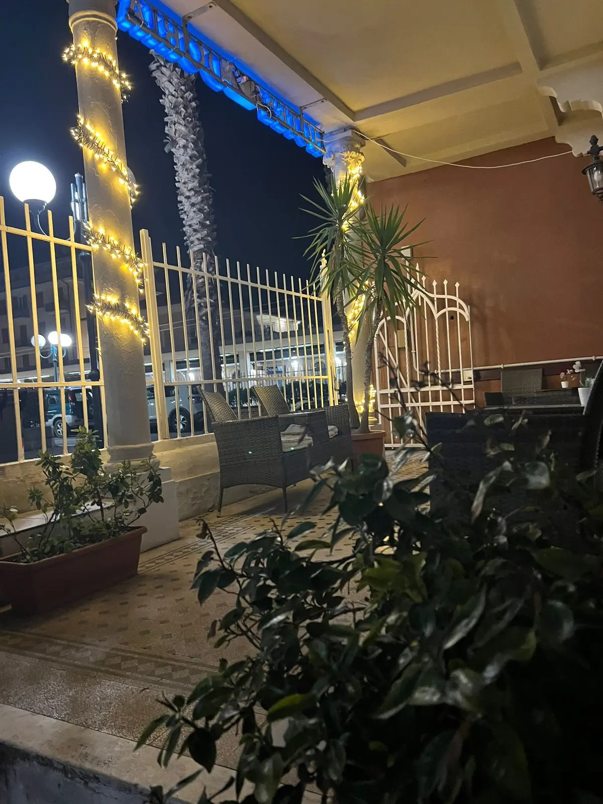 Il patio d’ingresso illuminato la sera
