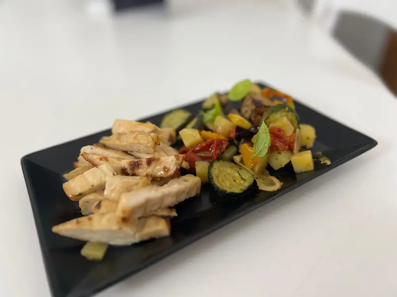 Pollo e verdure grigliate