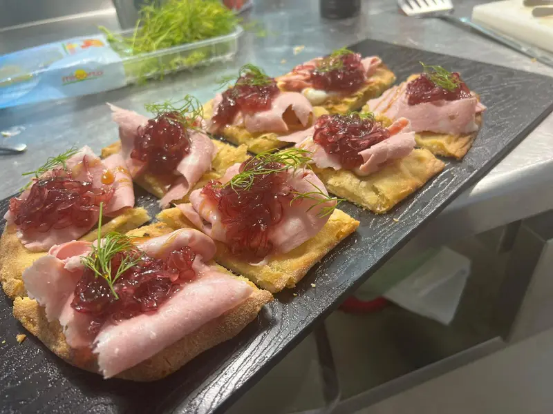Focaccia con prosciutto e cipolla