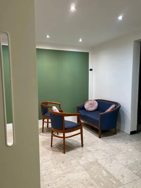 Il salottino con poltrone blu
