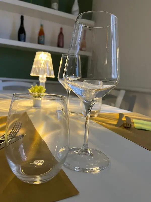 Calici sul tavolo apparecchiato