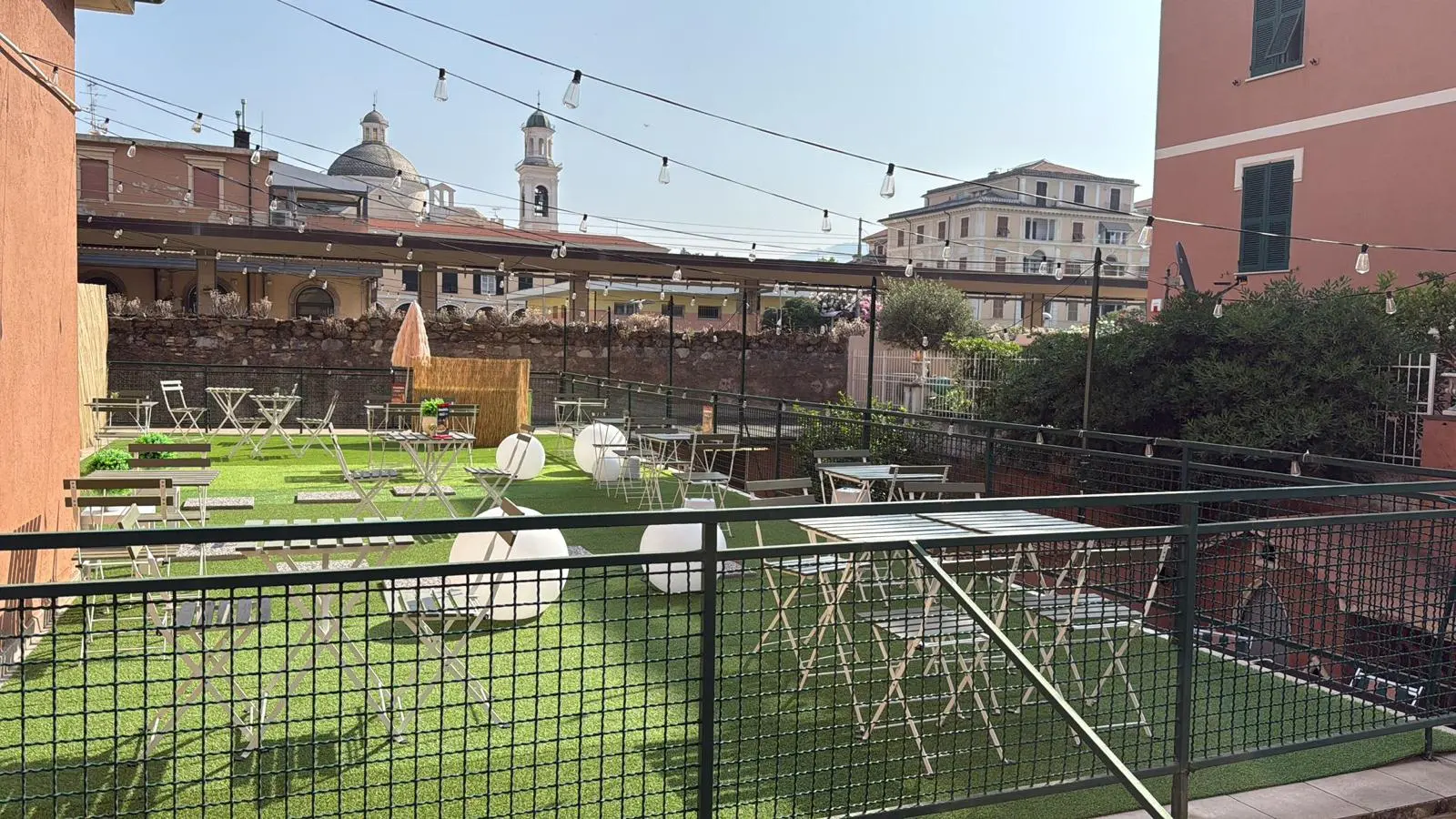 La terrazza giardino con vista sulle cupole di Chiavari