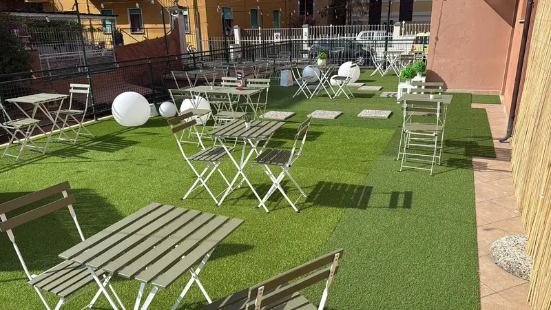 Tavolini e prato sulla terrazza
