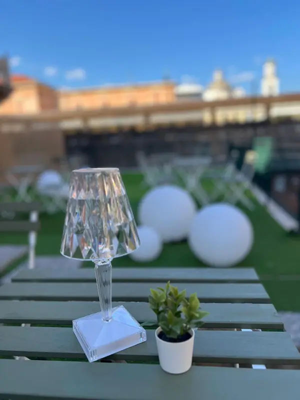 Lampada di cristallo su un tavolo della terrazza