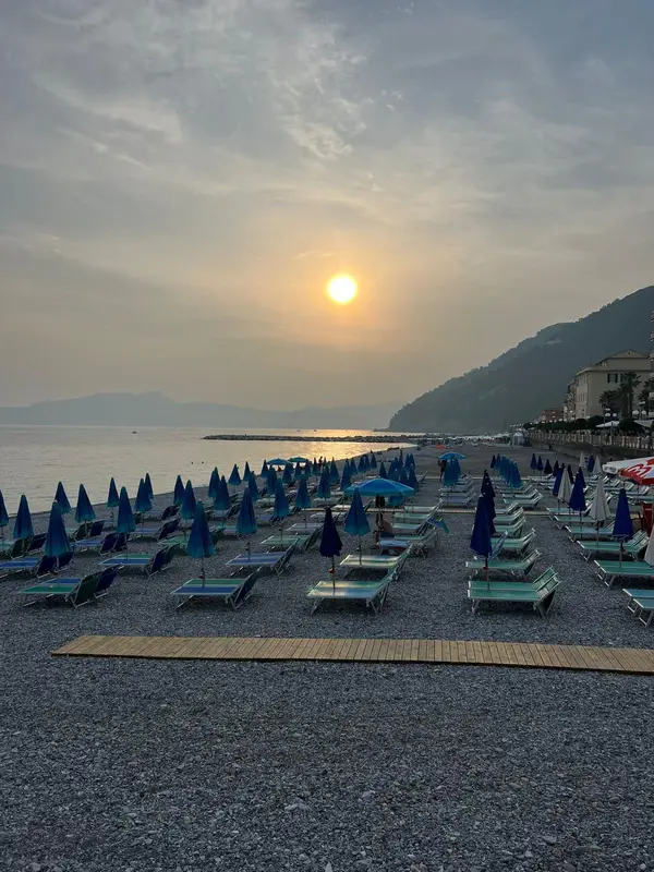 Tramonto sugli ombrelloni